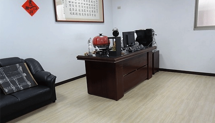 武汉办公室地面用塑胶地板合适吗？(图1)