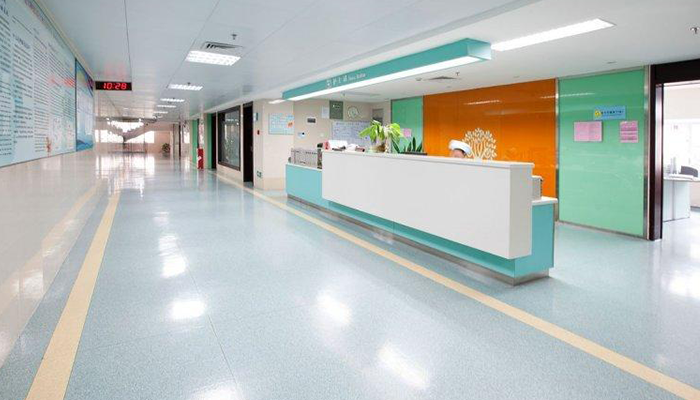 武汉为什么现在医院都在使用PVC塑胶地板呢？(图1)